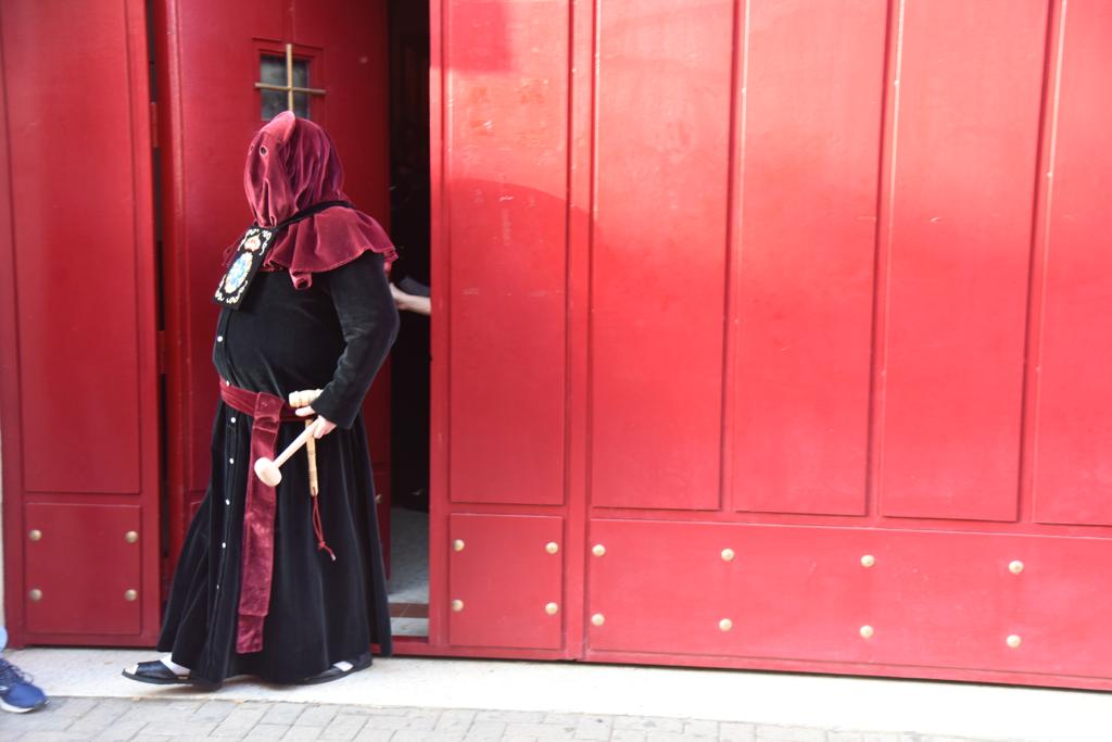 Las mejores imágenes de las cofradías del Viernes Santo en Málaga. Procesionan Monte Calvario, Descendimiento, Dolores de San Juan, Amor, Traslado, Piedad, Sepulcro y Servitas.