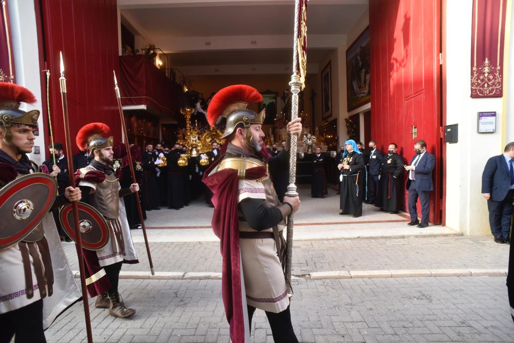 Las mejores imágenes de las cofradías del Viernes Santo en Málaga. Procesionan Monte Calvario, Descendimiento, Dolores de San Juan, Amor, Traslado, Piedad, Sepulcro y Servitas.