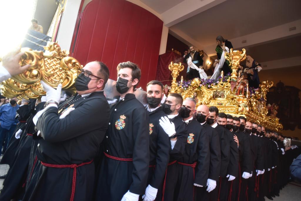 Las mejores imágenes de las cofradías del Viernes Santo en Málaga. Procesionan Monte Calvario, Descendimiento, Dolores de San Juan, Amor, Traslado, Piedad, Sepulcro y Servitas.