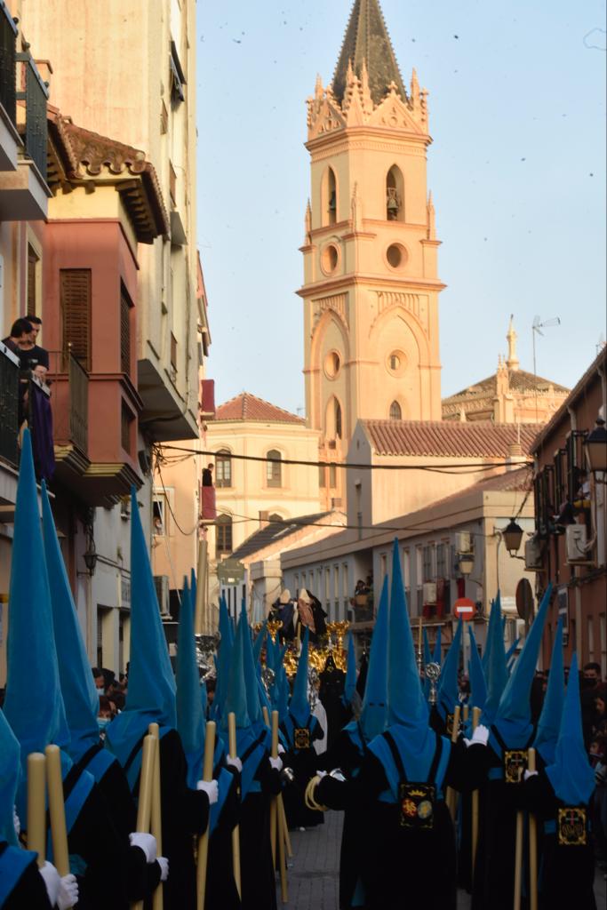 Las mejores imágenes de las cofradías del Viernes Santo en Málaga. Procesionan Monte Calvario, Descendimiento, Dolores de San Juan, Amor, Traslado, Piedad, Sepulcro y Servitas.
