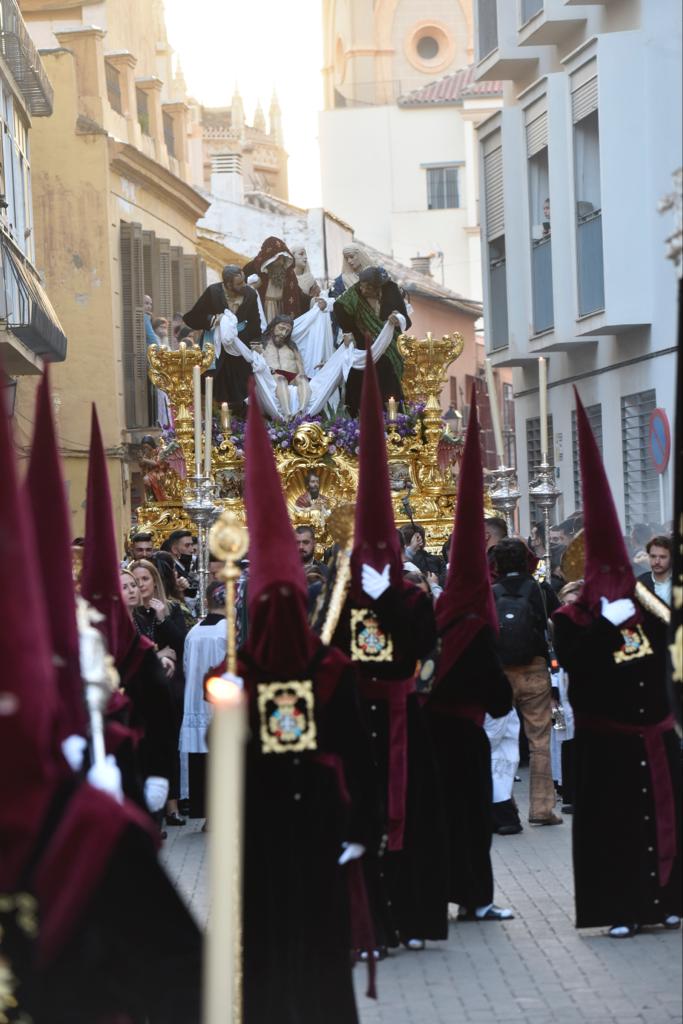 Las mejores imágenes de las cofradías del Viernes Santo en Málaga. Procesionan Monte Calvario, Descendimiento, Dolores de San Juan, Amor, Traslado, Piedad, Sepulcro y Servitas.