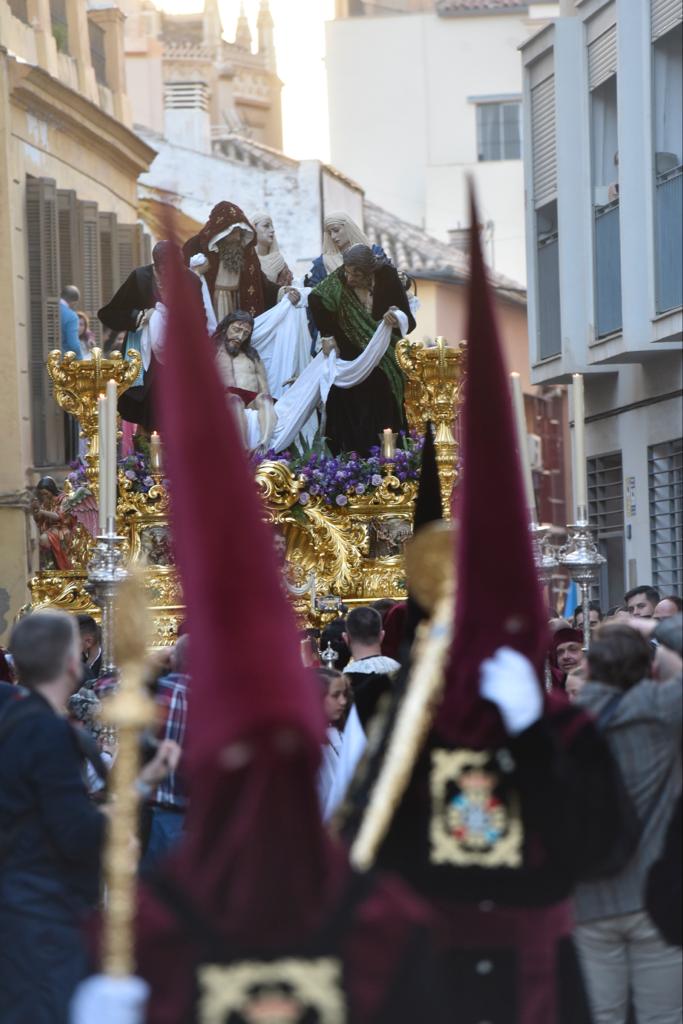 Las mejores imágenes de las cofradías del Viernes Santo en Málaga. Procesionan Monte Calvario, Descendimiento, Dolores de San Juan, Amor, Traslado, Piedad, Sepulcro y Servitas.