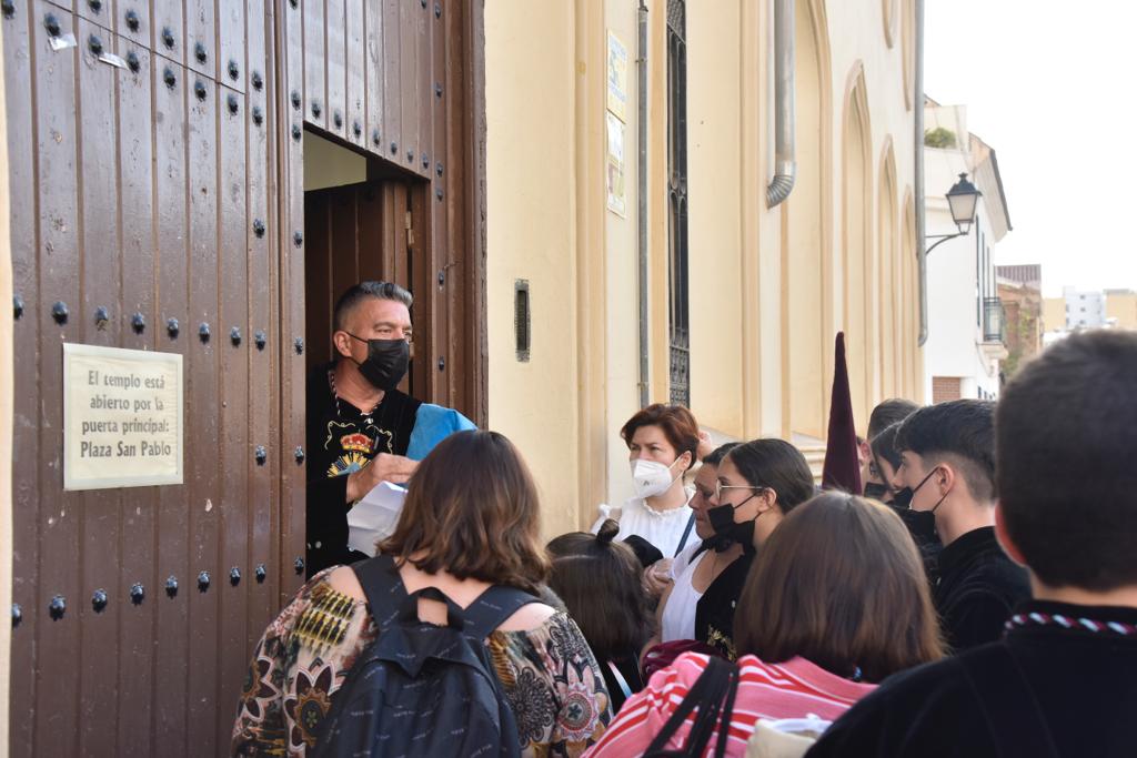 Las mejores imágenes de las cofradías del Viernes Santo en Málaga. Procesionan Monte Calvario, Descendimiento, Dolores de San Juan, Amor, Traslado, Piedad, Sepulcro y Servitas.