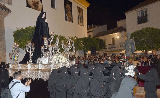 La sobriedad de la Soledad que procesionó sin corona. 
