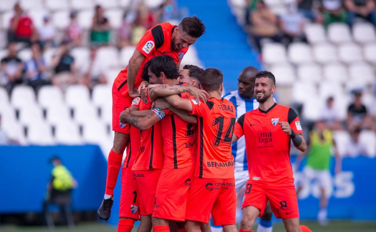 Los jugadores del Málaga abrazan a Antoñín en una piña tras el segundo gol. 