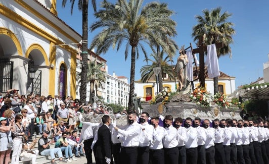 El Resucitado de San Pedro Alcántara se reencontró con los devotos. 