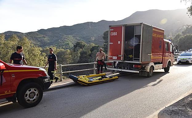 Imagen principal - Rescatan el cuerpo sin vida de un joven que buscaban en el pantano del Agujero de Málaga