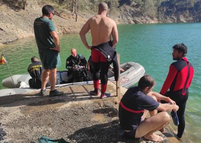 Imagen secundaria 1 - Rescatan el cuerpo sin vida de un joven que buscaban en el pantano del Agujero de Málaga