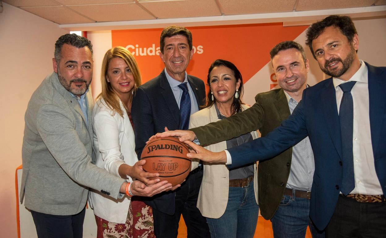Marín y otros dirigentes políticos de Ciudadanos con un balón de baloncesto.