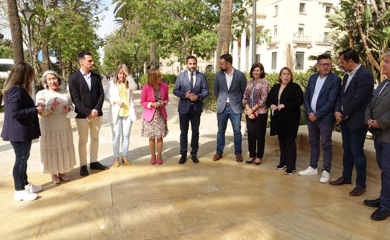 El portavoz socialista, con sus concejales, en el Paseo del Parque, frente al Ayuntamiento, esta mañana. 