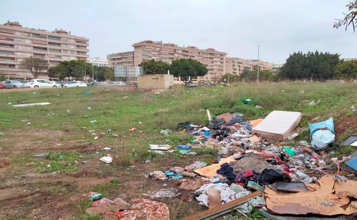 Residuos de todo tipo esparcidos en distintos puntos de esta parcela ubicada en la calle Frank Capra. 