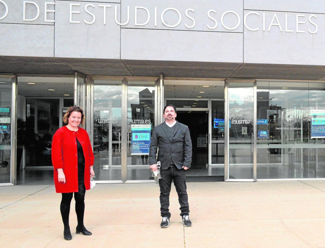 Luis Miguel Rondón García y Ana Rosa del Águila Obra, en la Facultad de Estudios Sociales y del Trabajo. PaULA F. AGUILAR