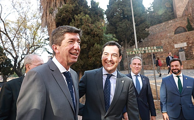 Juan Marín y Juanma Moreno, detrás Elías Bendodo, esta mañana.