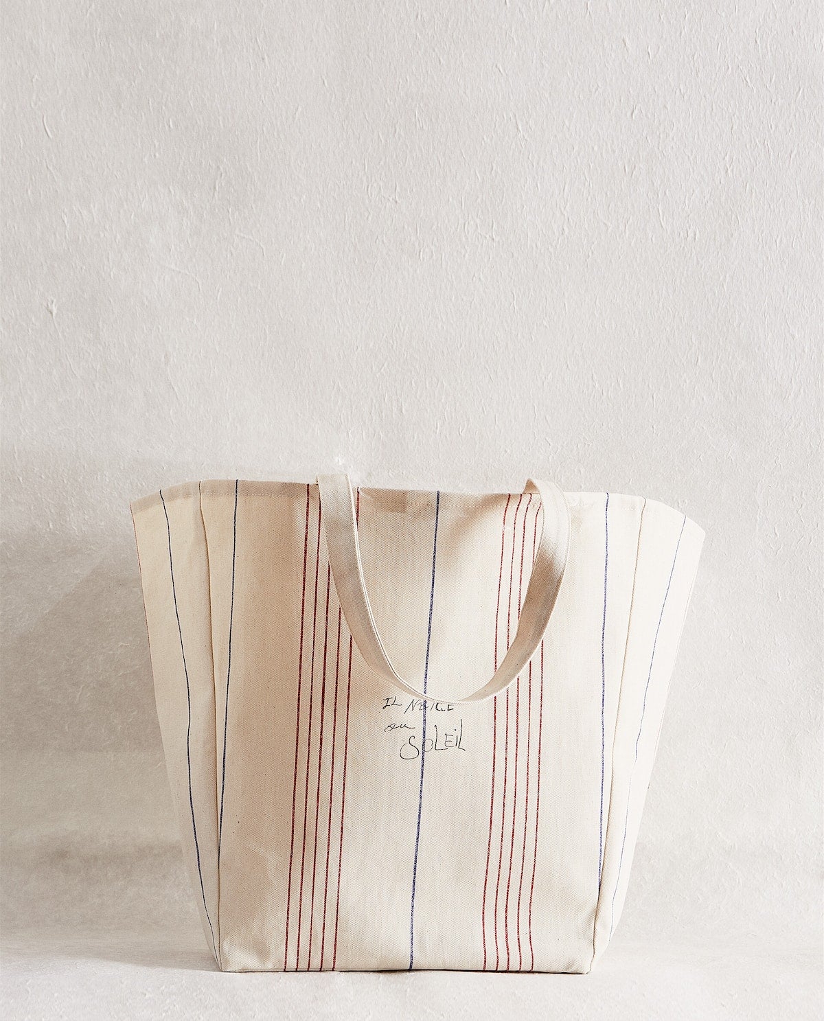 La línea, realizada en colaboración con Picasso Estate, incluye desde láminas de gran formato de algunas de sus obras a textiles como mantas, manteles, cojines o servilletas con motivos de rayas y poemas del artista malagueño. 