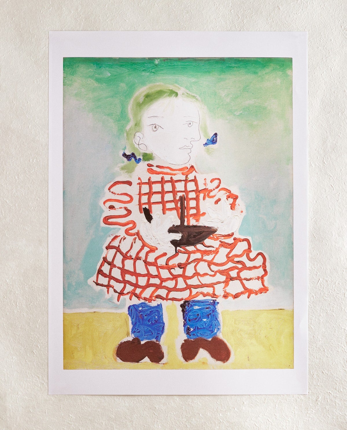 La línea, realizada en colaboración con Picasso Estate, incluye desde láminas de gran formato de algunas de sus obras a textiles como mantas, manteles, cojines o servilletas con motivos de rayas y poemas del artista malagueño. 