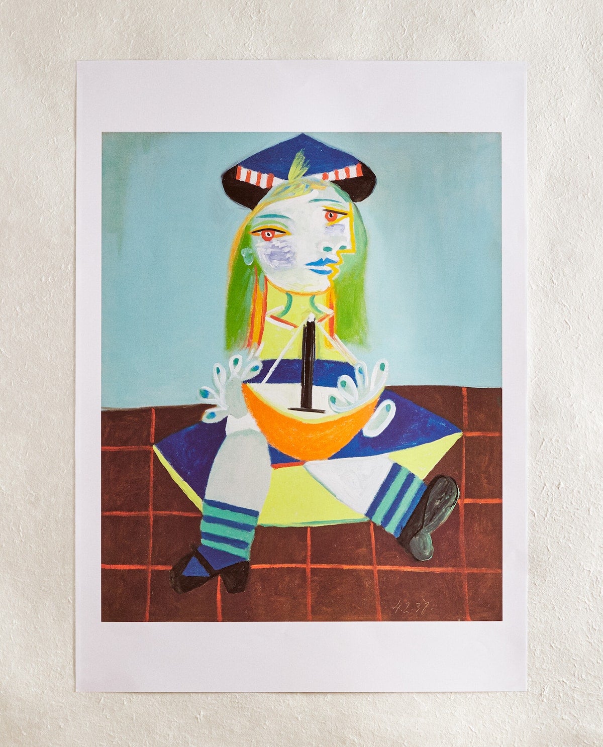 La línea, realizada en colaboración con Picasso Estate, incluye desde láminas de gran formato de algunas de sus obras a textiles como mantas, manteles, cojines o servilletas con motivos de rayas y poemas del artista malagueño. 