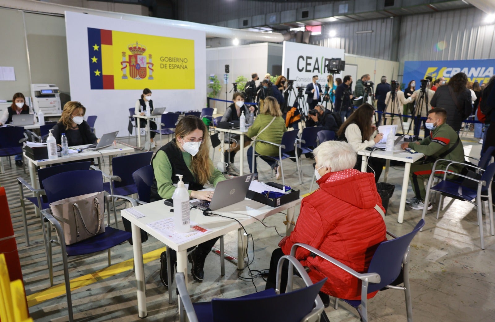 Pedro Sánchez visita las instalaciones, donde en dos semanas se ha atendido a 2.200 personas, y que sumarán 5.000 metros cuadrados en el aparcamiento del Palacio de Ferias para instalar módulos de viviendas prefabricadas