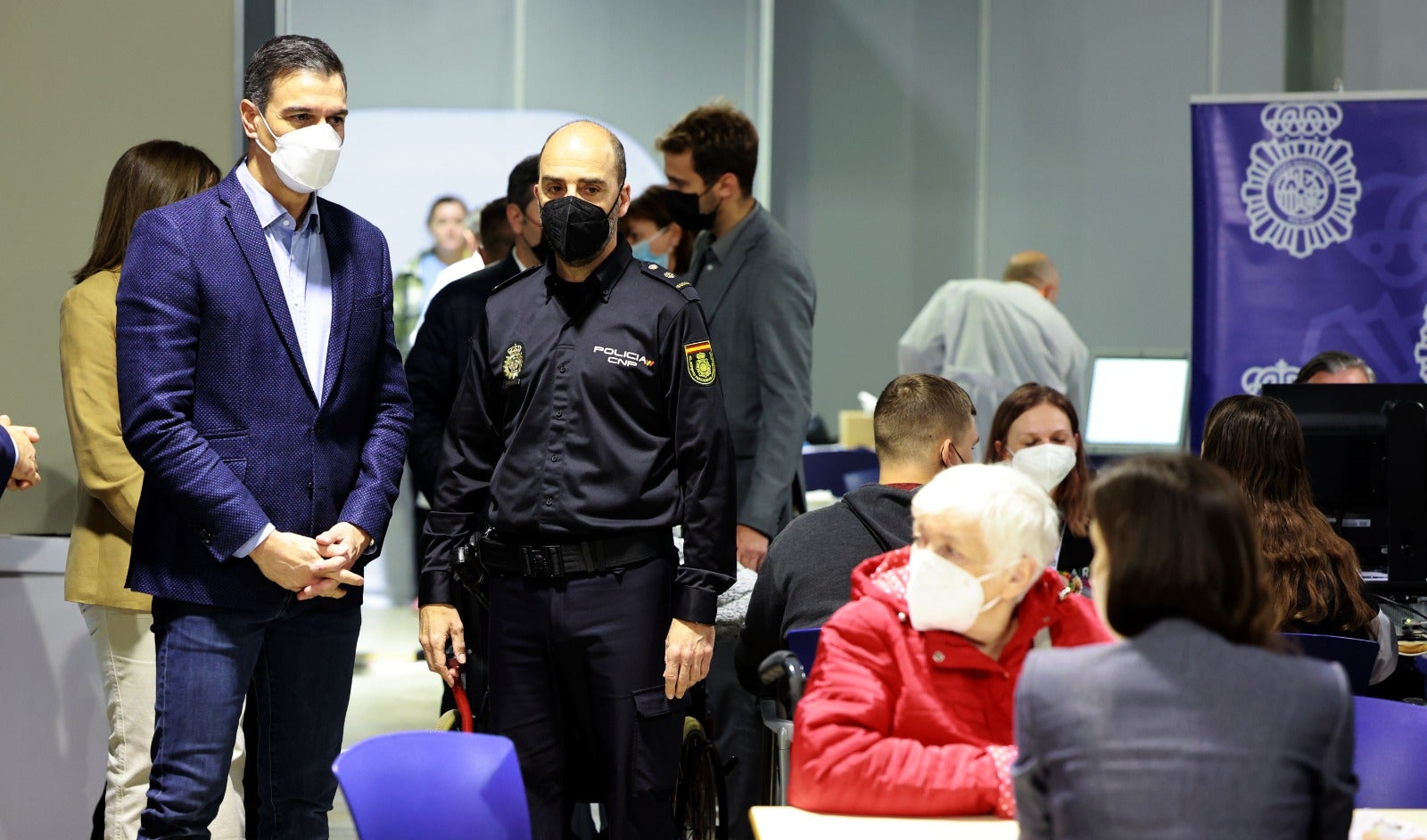 Pedro Sánchez visita las instalaciones, donde en dos semanas se ha atendido a 2.200 personas, y que sumarán 5.000 metros cuadrados en el aparcamiento del Palacio de Ferias para instalar módulos de viviendas prefabricadas