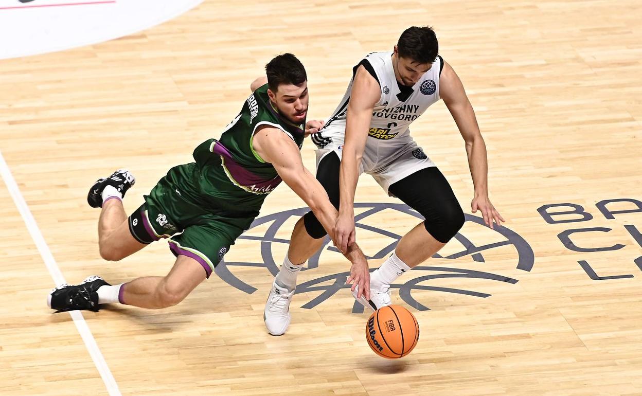 Barreiro pelea por un balón en el encuentro ante el Nizhny Novgorod. 