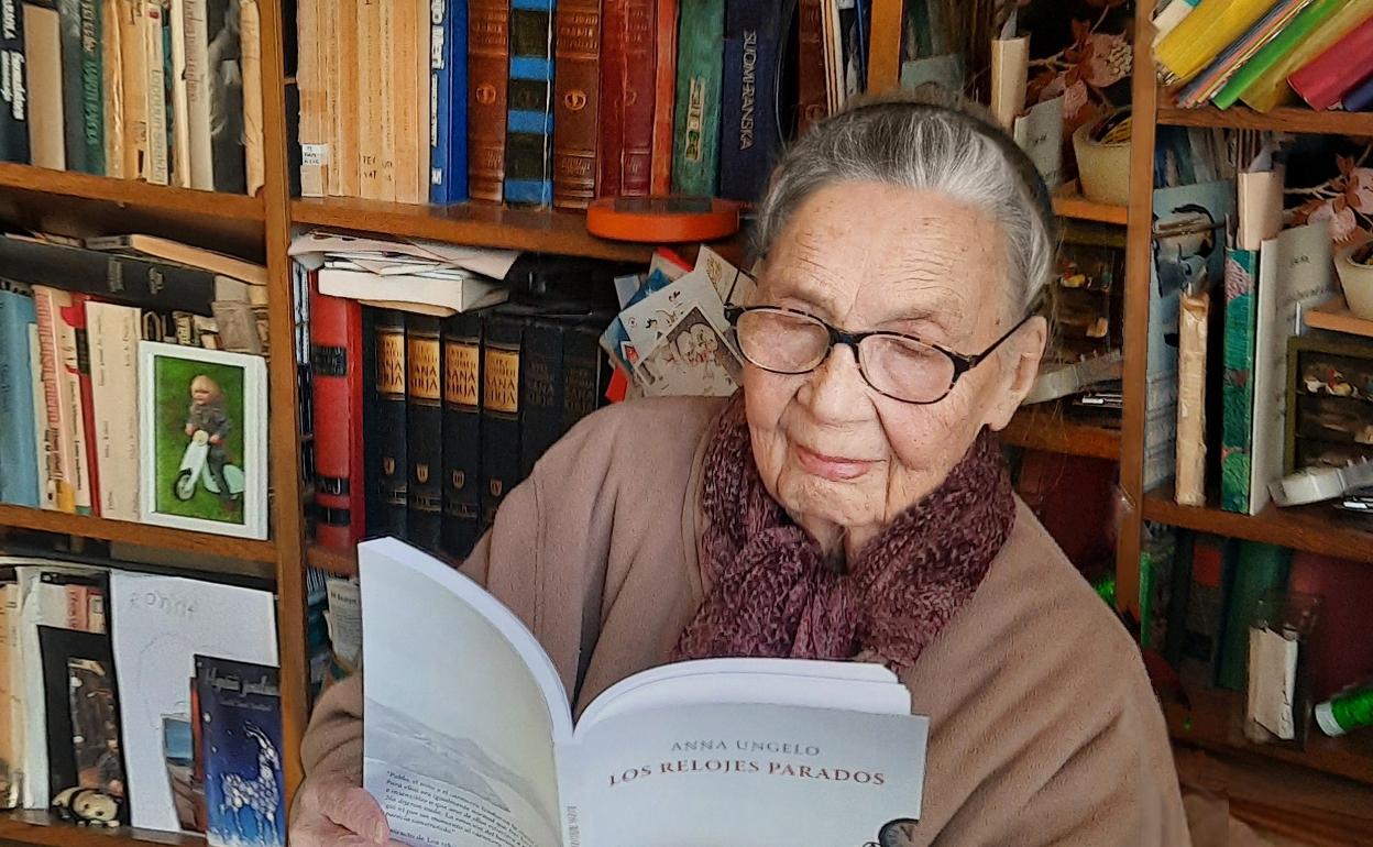 Anna Ungelo, con un ejemplar de su obra traducida al castellano, en su vivienda de París. 