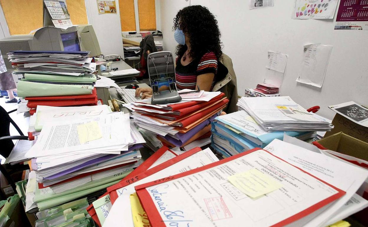 El Colegio de Médicos de Málaga recomienda llevar la mascarilla «siempre encima» y usarla en interiores poco ventilados