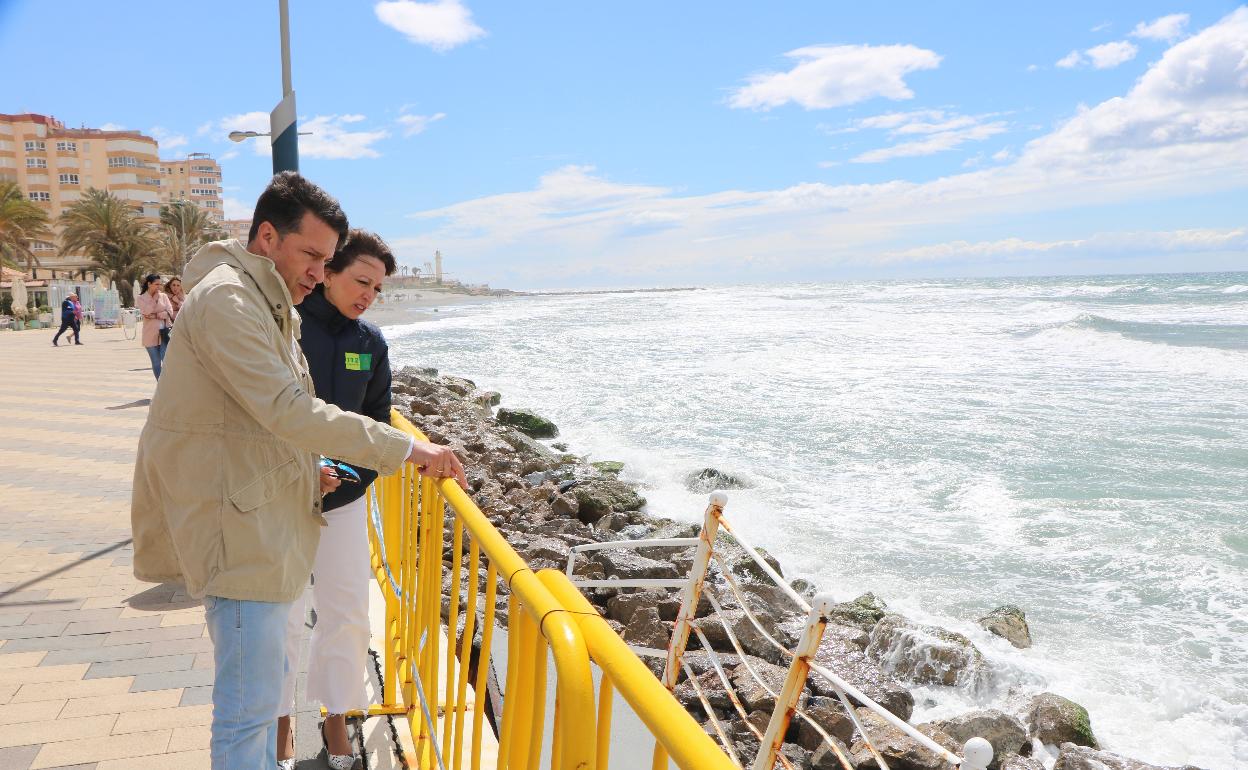 Óscar Medina y Patricia Navarro, este miércoles en la playa torroxeña de Ferrara. 