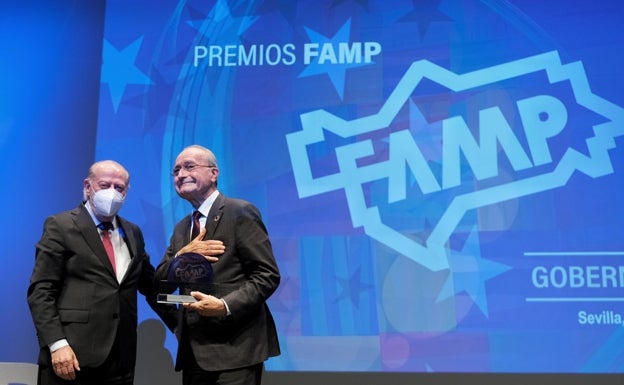 De la Torre recibe el galardón del presidente de la Diputación de Sevilla, Fernando Rodríguez Villalobos. 