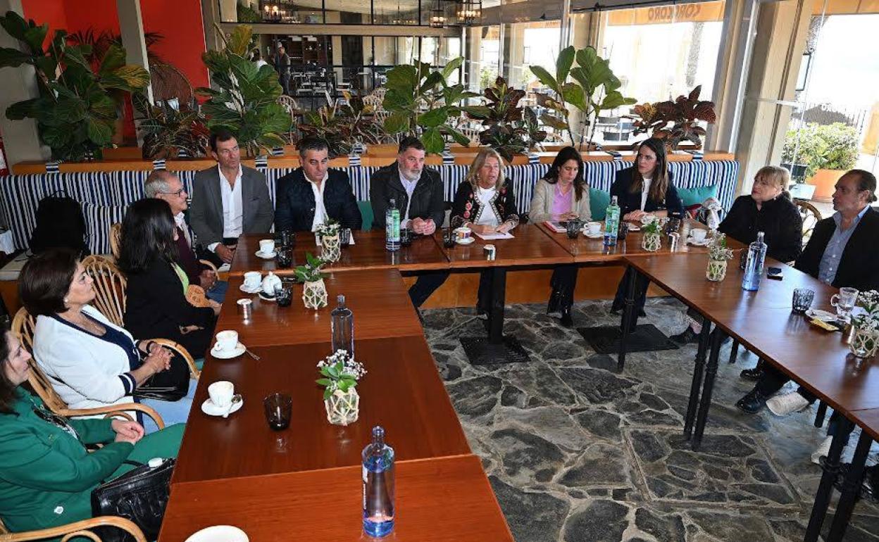 La alcaldesa se reúne con la Asociación de Espigones Emergidos para Marbella. 