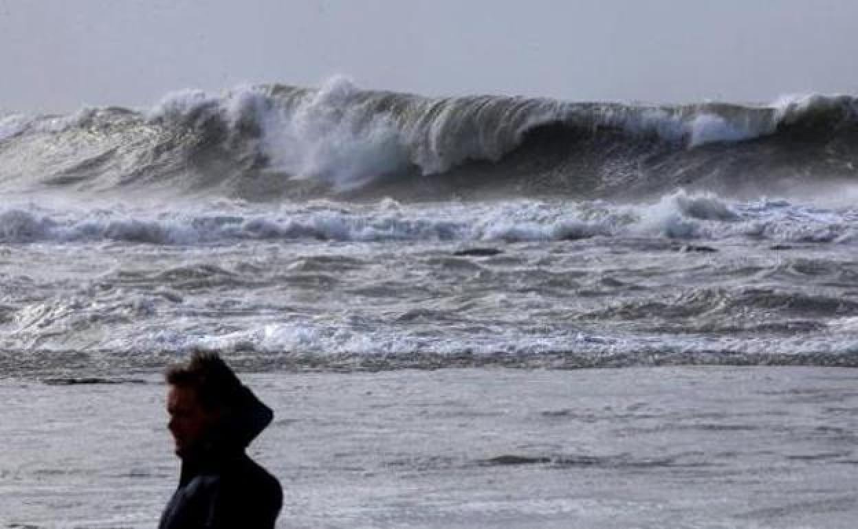 El tiempo en España: Avisos por lluvias, viento y olas este viernes en 16 provincias