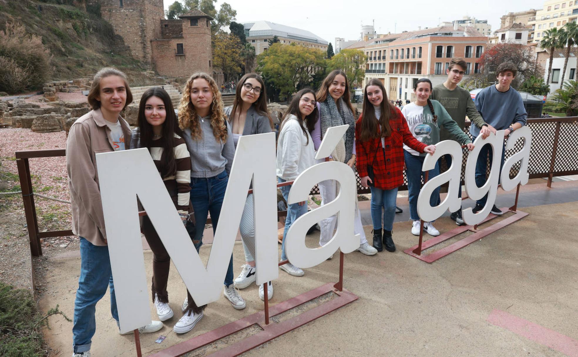 Diez de los doce jóvenes seleccionados por la Fundación Amancio Ortega,.