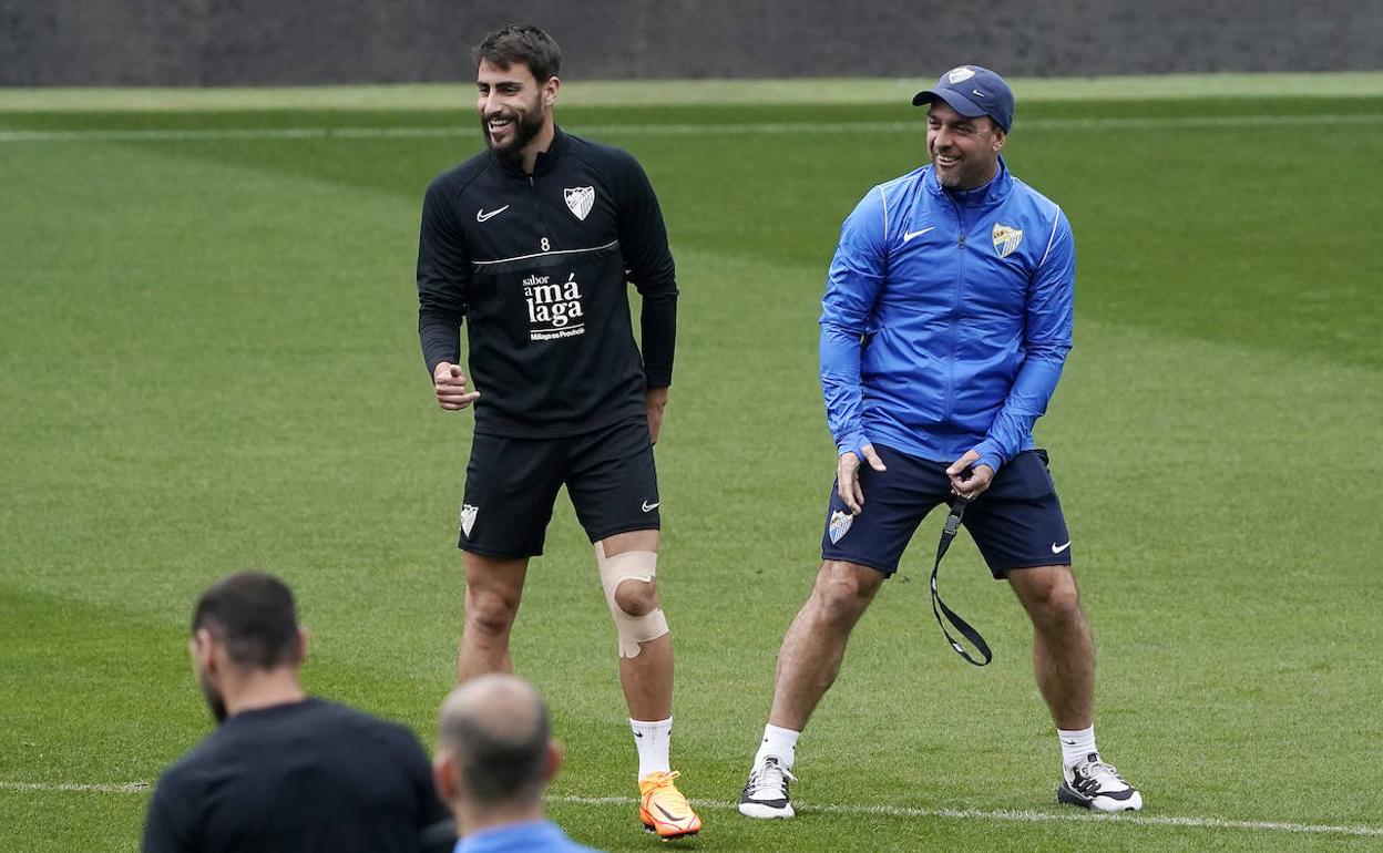 Luis Muñoz y Pablo Guede, en el entrenamiento de este viernes en La Rosaleda.