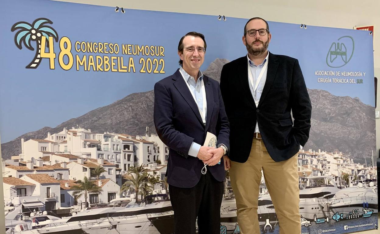 El presidente de la Asociación de Neumología y Cirugía Torácica Neumosur, Aurelio Arnedillo (i), y el presidente del Comité Organizador del congreso, Luis Fernández de Rota (d).