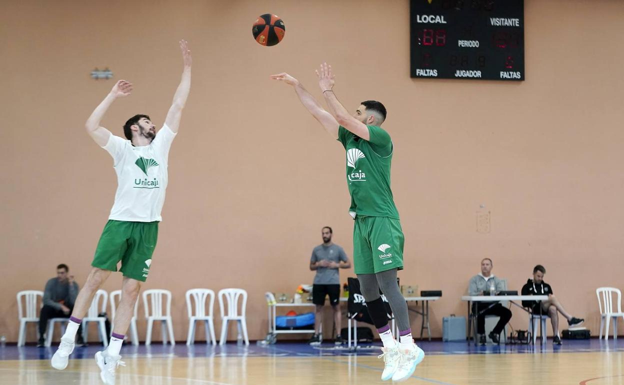 Francis Alonso lanza en presencia de Brizuela durante un entrenamiento. 