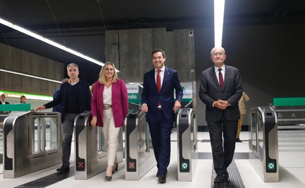 Bendodo, Carazo, Moreno y De la Torre, accediendo al vestíbulo de la nueva estación.