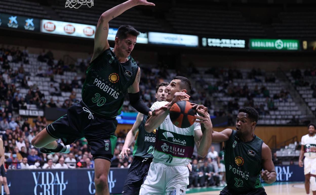Kravic recibe falta de Feliz ante el salto de Willis.