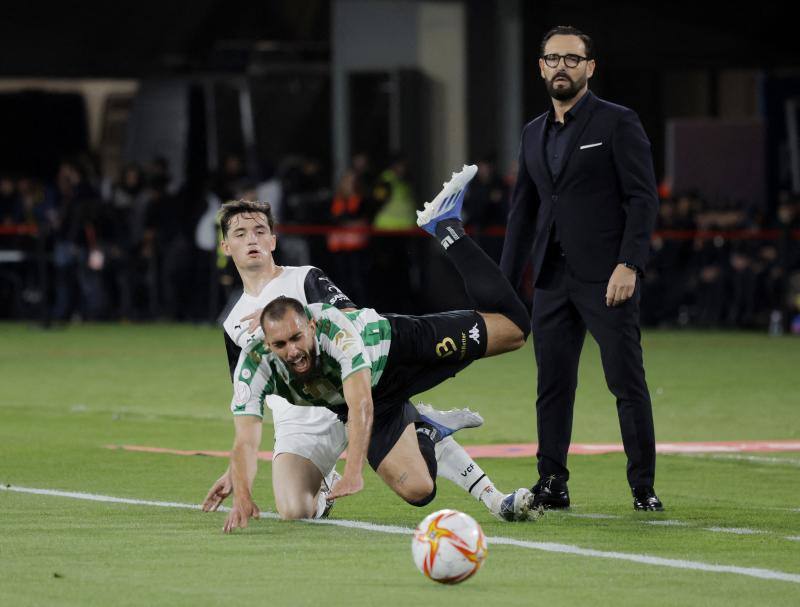 Hugo Guillamón, a quien el árbitro perdonó la segunda amarilla, derriba en otra acción a Borja Iglesas.