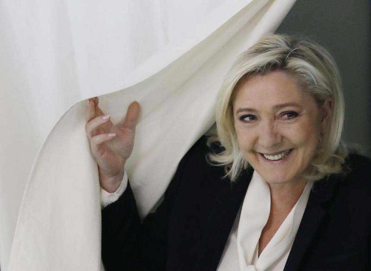 Marine Le Pen, tras emitir su voto. 