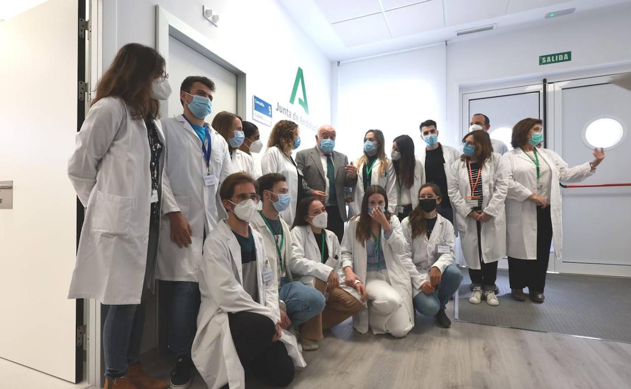 El consejero de Salud, con un grupo de investigadores. 