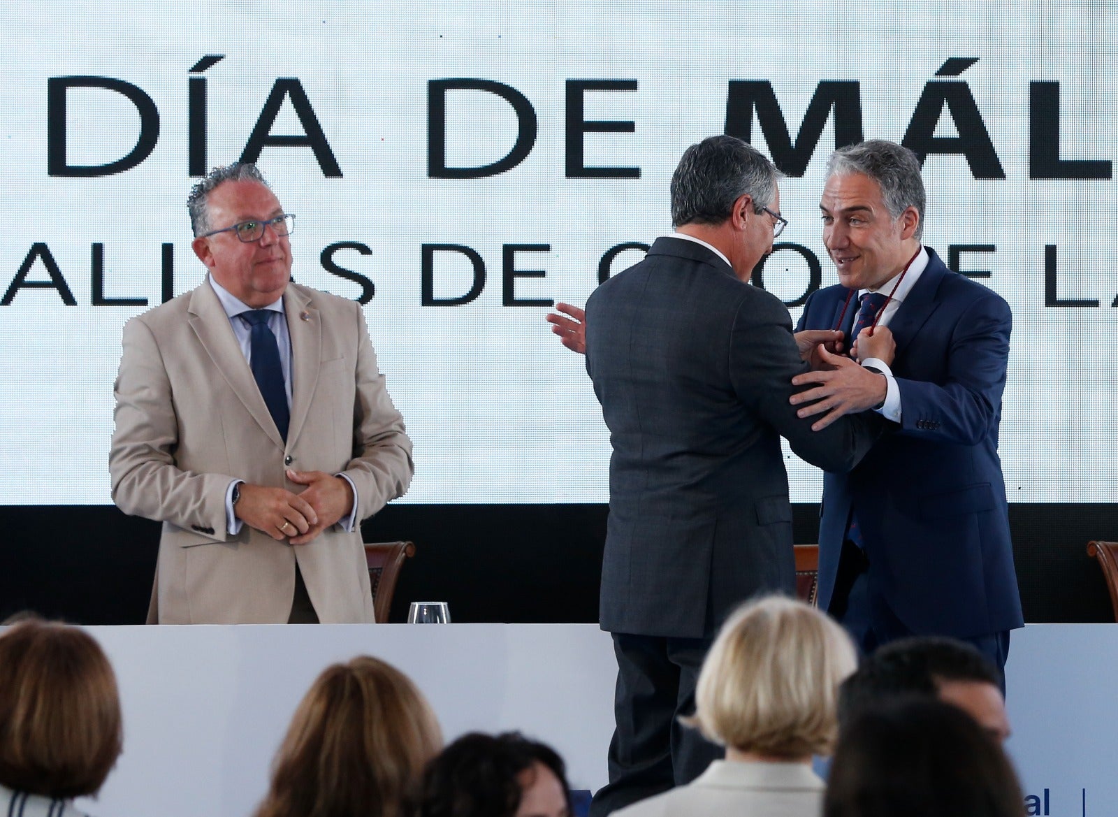 La Diputación de Málaga entrega sus Medallas de Oro a Elías Bendodo, María Peláe, Miguel Ángel Herrera, el aeropuerto y la Liga Provincial de Jábegas y una Mención Honorífica al pueblo de Ucrania