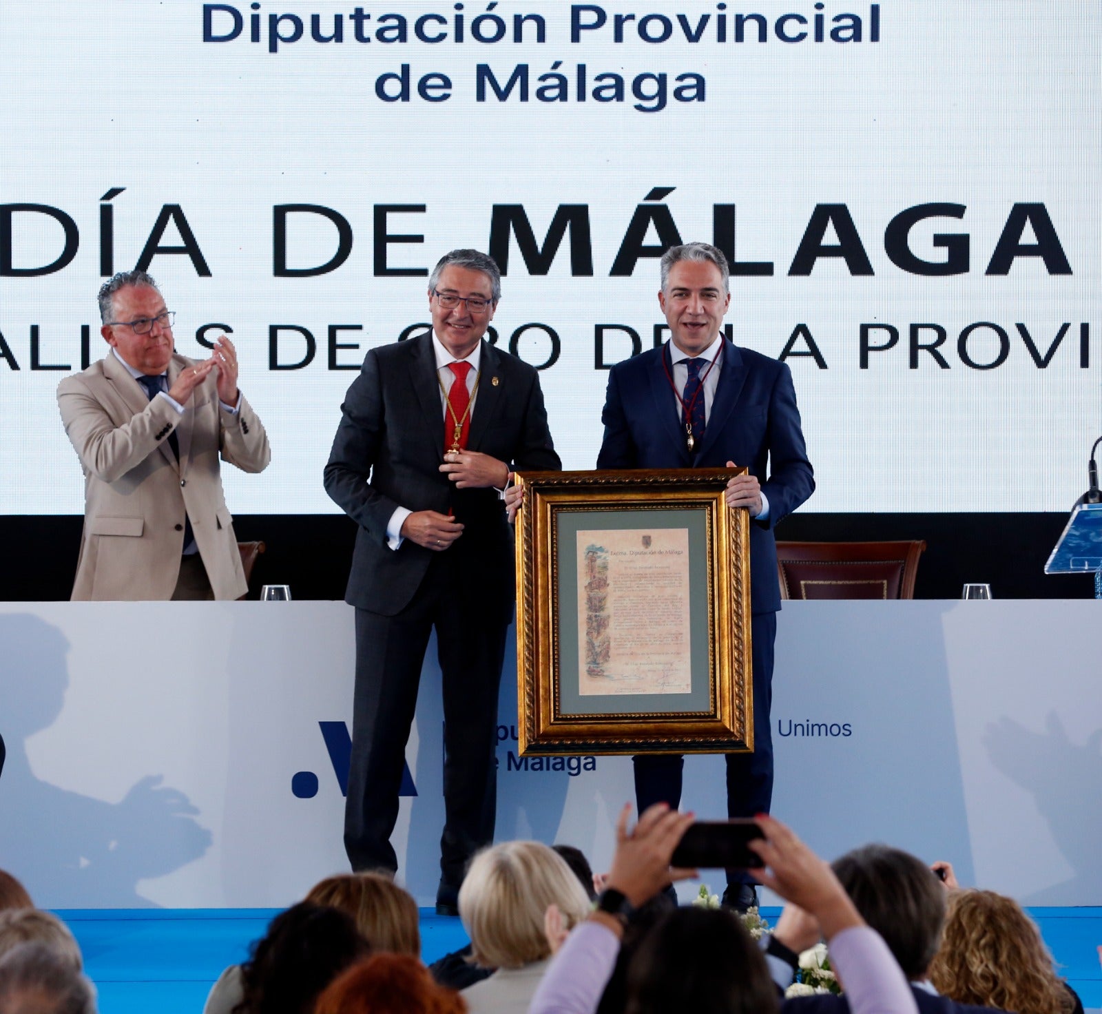 La Diputación de Málaga entrega sus Medallas de Oro a Elías Bendodo, María Peláe, Miguel Ángel Herrera, el aeropuerto y la Liga Provincial de Jábegas y una Mención Honorífica al pueblo de Ucrania