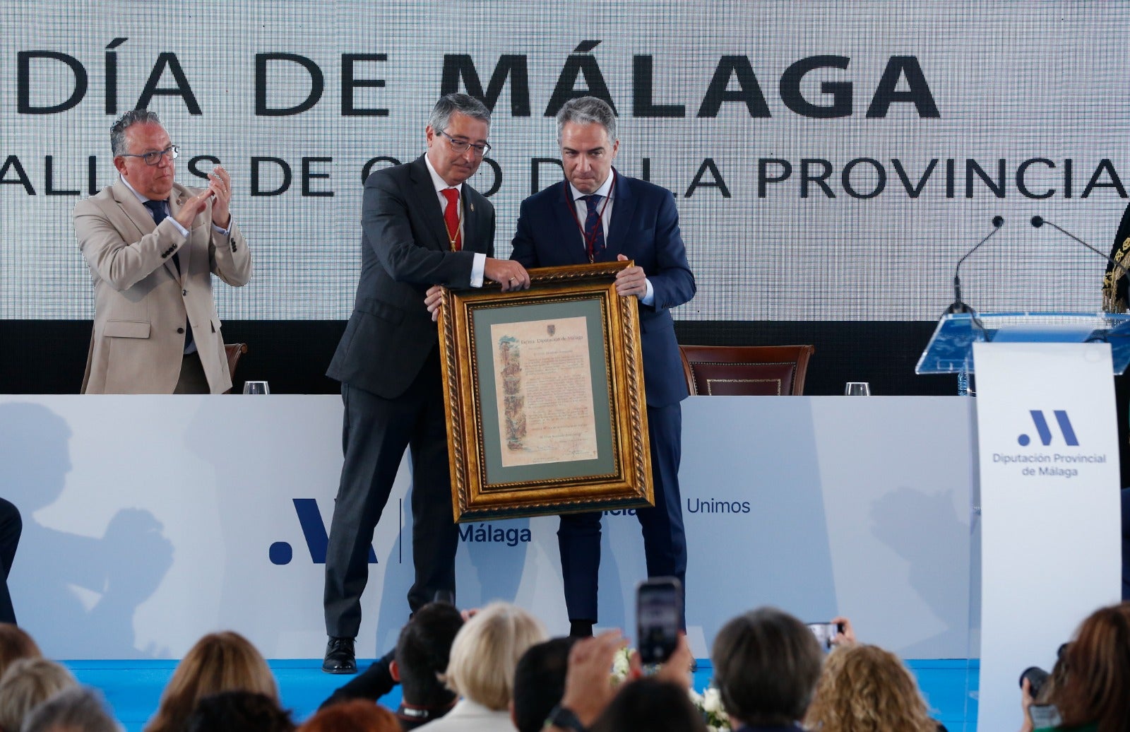 La Diputación de Málaga entrega sus Medallas de Oro a Elías Bendodo, María Peláe, Miguel Ángel Herrera, el aeropuerto y la Liga Provincial de Jábegas y una Mención Honorífica al pueblo de Ucrania