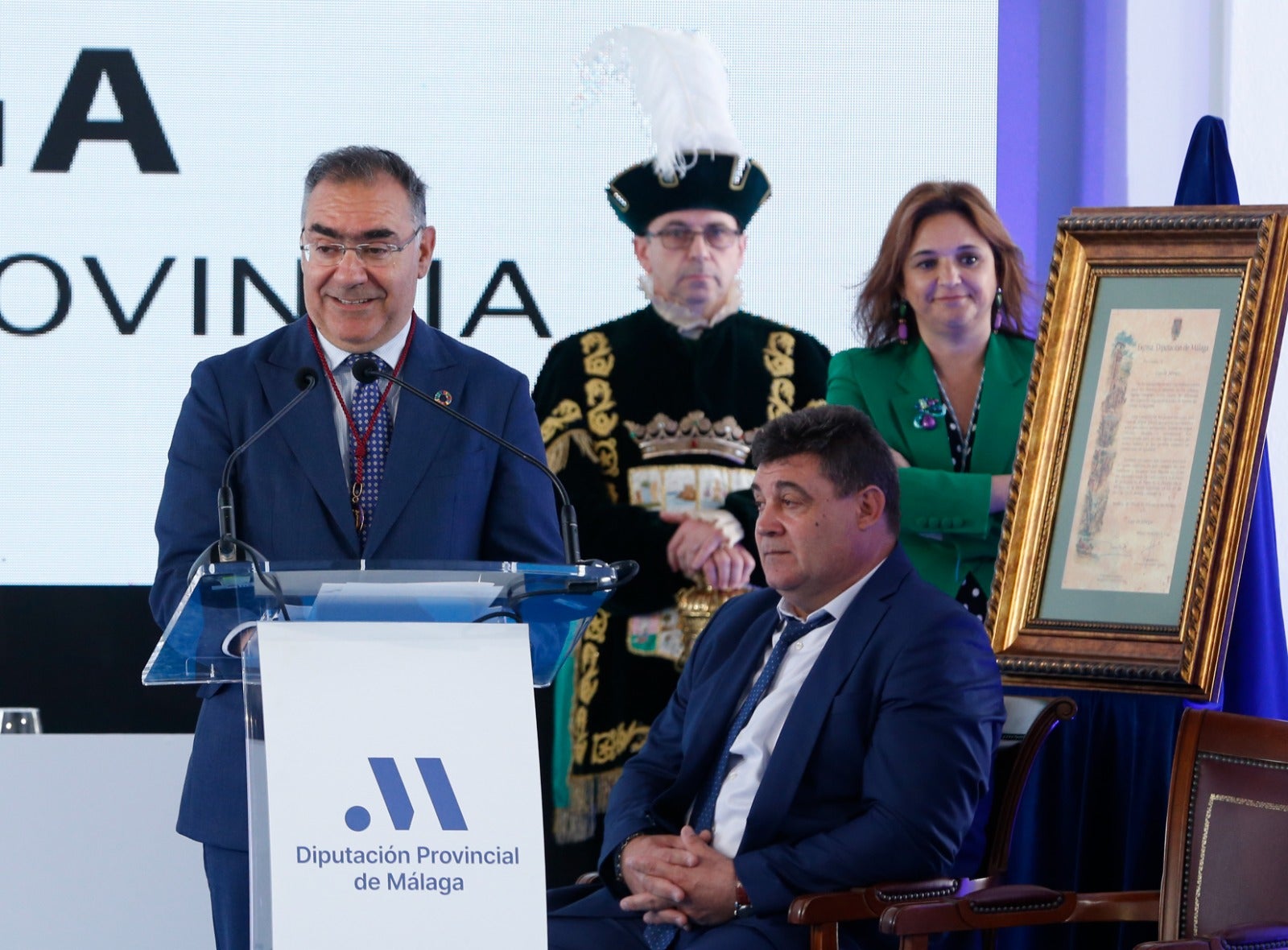 La Diputación de Málaga entrega sus Medallas de Oro a Elías Bendodo, María Peláe, Miguel Ángel Herrera, el aeropuerto y la Liga Provincial de Jábegas y una Mención Honorífica al pueblo de Ucrania