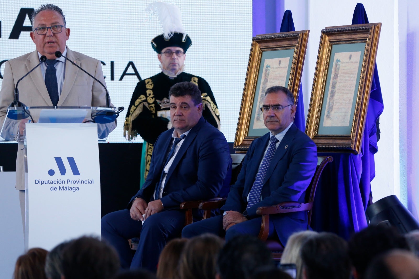 La Diputación de Málaga entrega sus Medallas de Oro a Elías Bendodo, María Peláe, Miguel Ángel Herrera, el aeropuerto y la Liga Provincial de Jábegas y una Mención Honorífica al pueblo de Ucrania