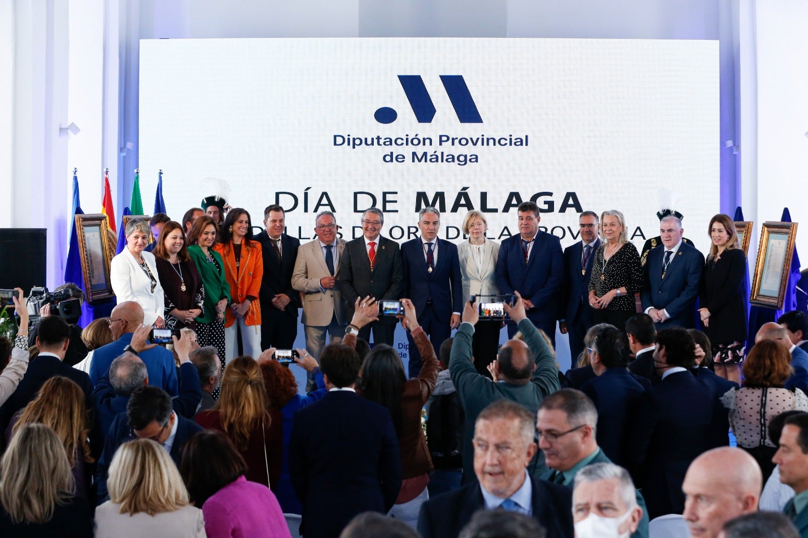 La Diputación de Málaga entrega sus Medallas de Oro a Elías Bendodo, María Peláe, Miguel Ángel Herrera, el aeropuerto y la Liga Provincial de Jábegas y una Mención Honorífica al pueblo de Ucrania