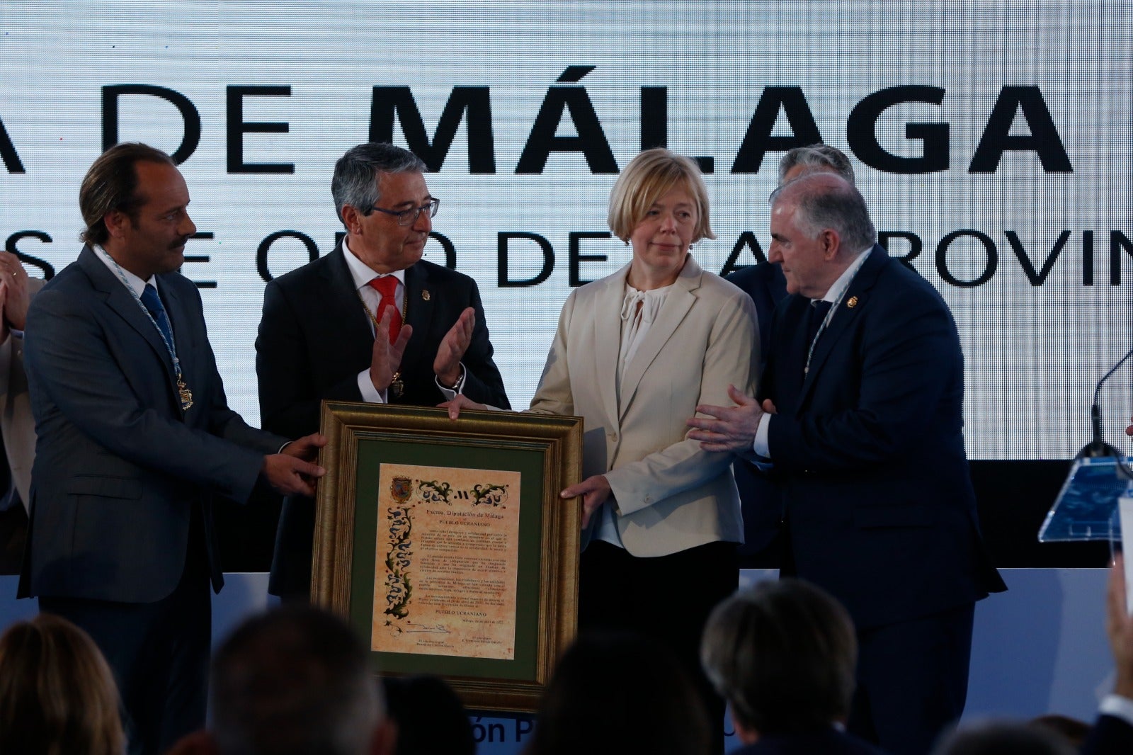 La Diputación de Málaga entrega sus Medallas de Oro a Elías Bendodo, María Peláe, Miguel Ángel Herrera, el aeropuerto y la Liga Provincial de Jábegas y una Mención Honorífica al pueblo de Ucrania