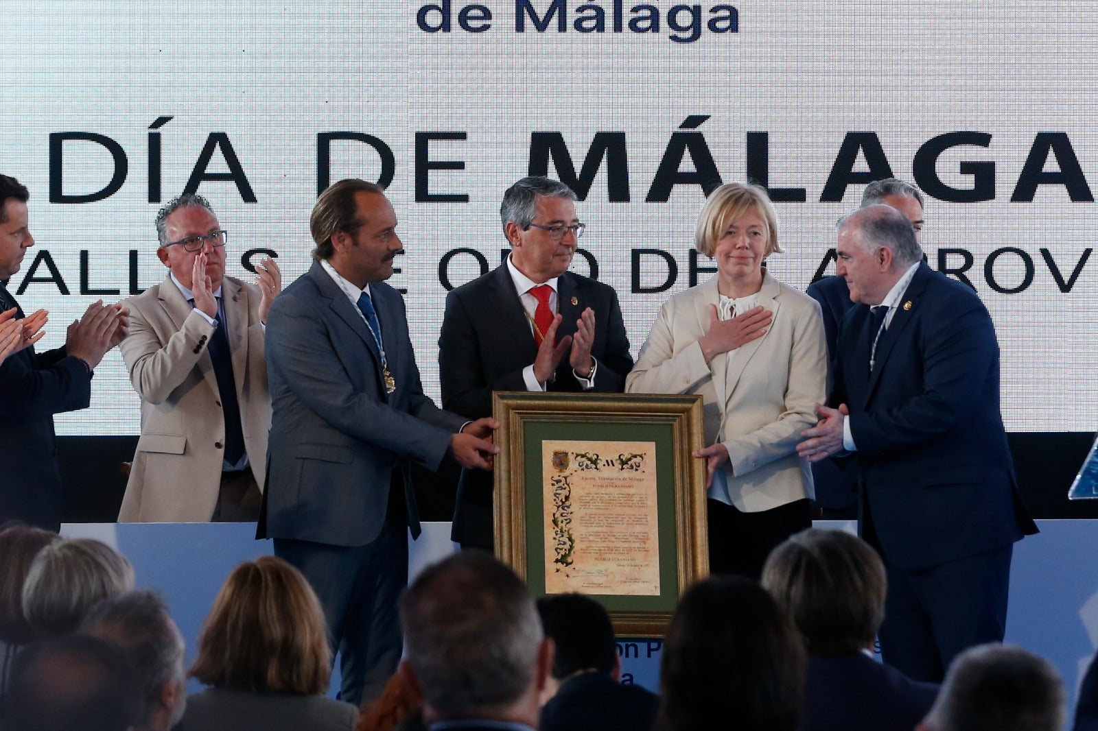 La Diputación de Málaga entrega sus Medallas de Oro a Elías Bendodo, María Peláe, Miguel Ángel Herrera, el aeropuerto y la Liga Provincial de Jábegas y una Mención Honorífica al pueblo de Ucrania