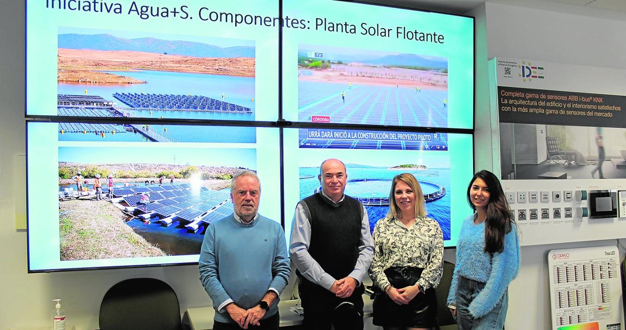 De izquierda a derecha: Juan de Dios Lara, Francisco Guzmán, Carla Solórzano y Lucía Olivia, miembros del Instituto de Domótica y Eficiencia Energética. teresa r. del sol