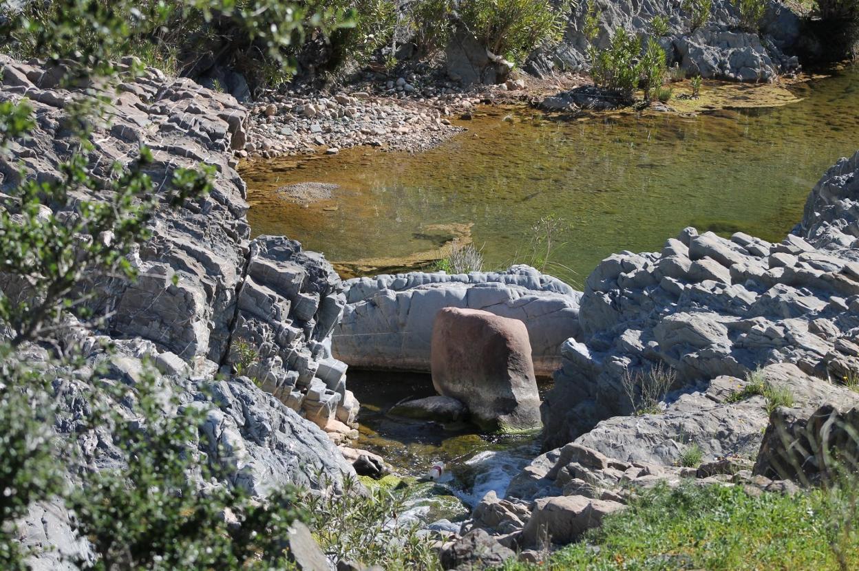 Entre rocas. j.a.