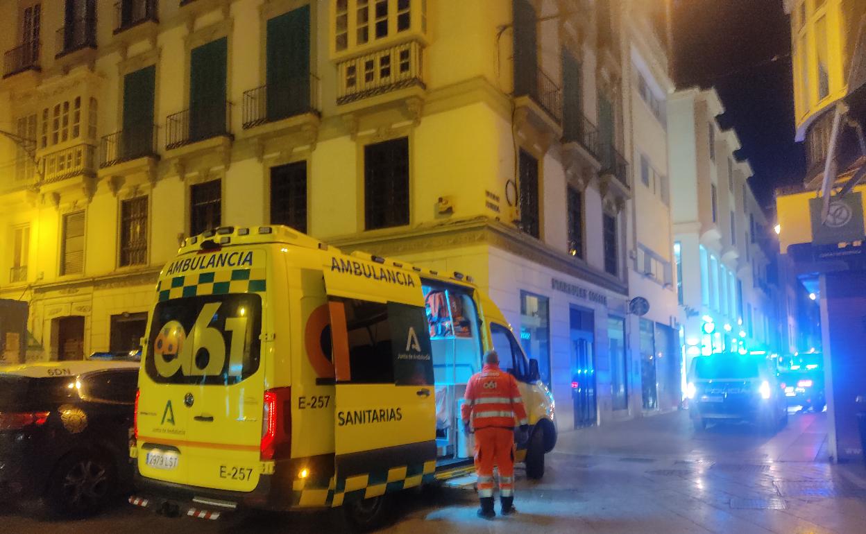 Sanitarios del 061, con la Policía Nacional, en el lugar de los hechos. 