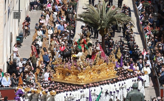 La Pollinica, por el recorrido oficial, en el giro desde la calle Larios a Martínez. 